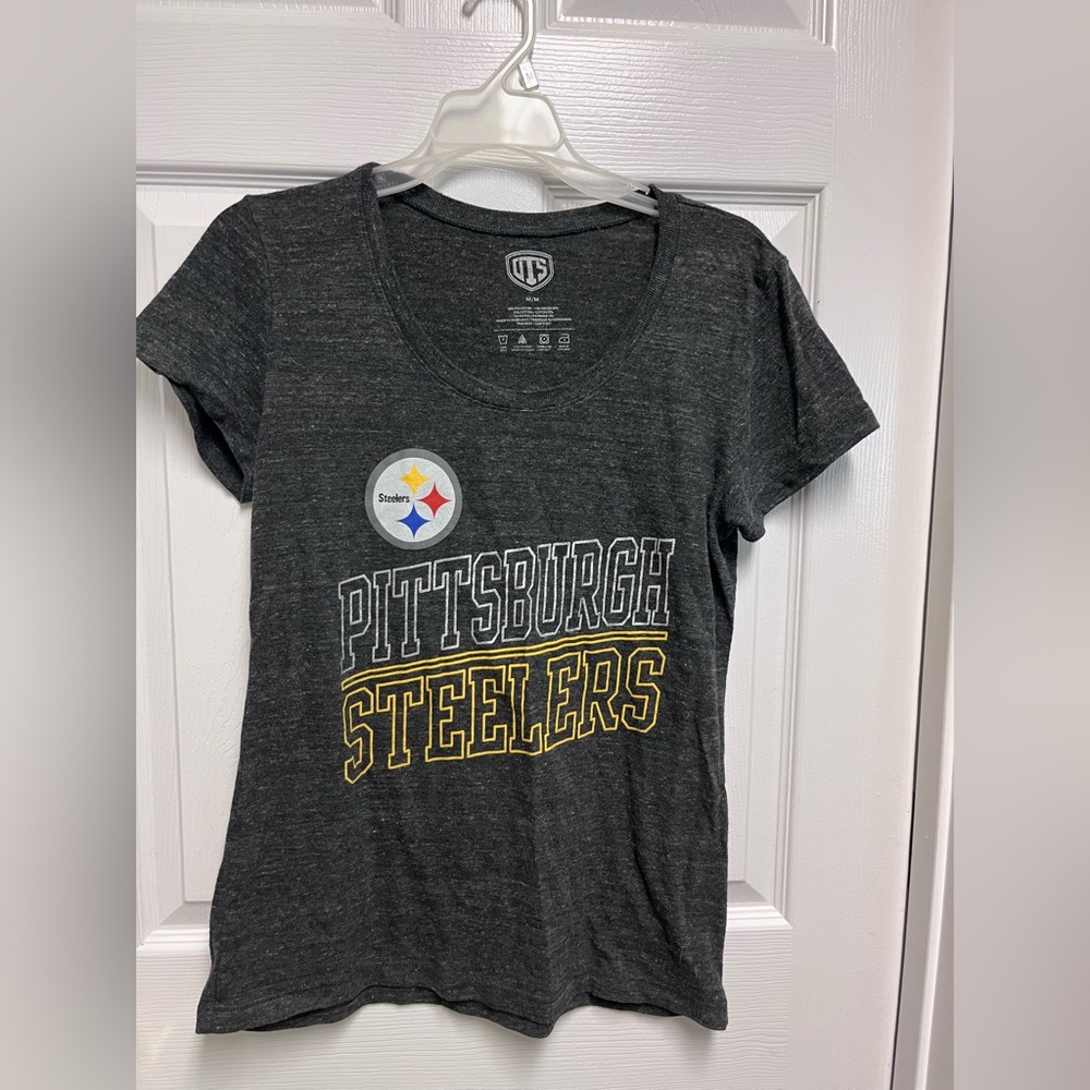 OTS Pittsburgh Steelers graphic logo emblem NFL football fan T-shirt. Size M.